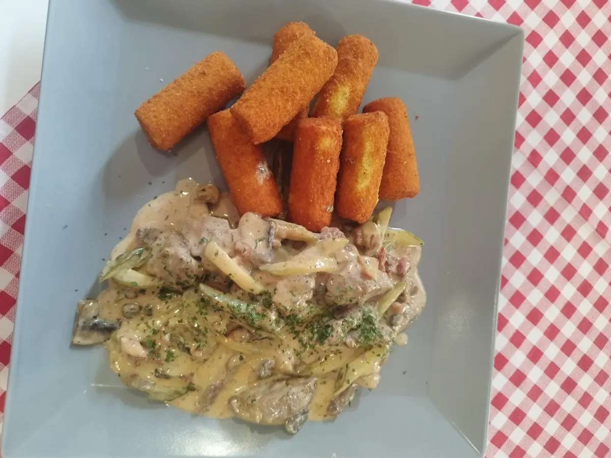 Stroganoff bélszíncsíkok burgonya krokettel