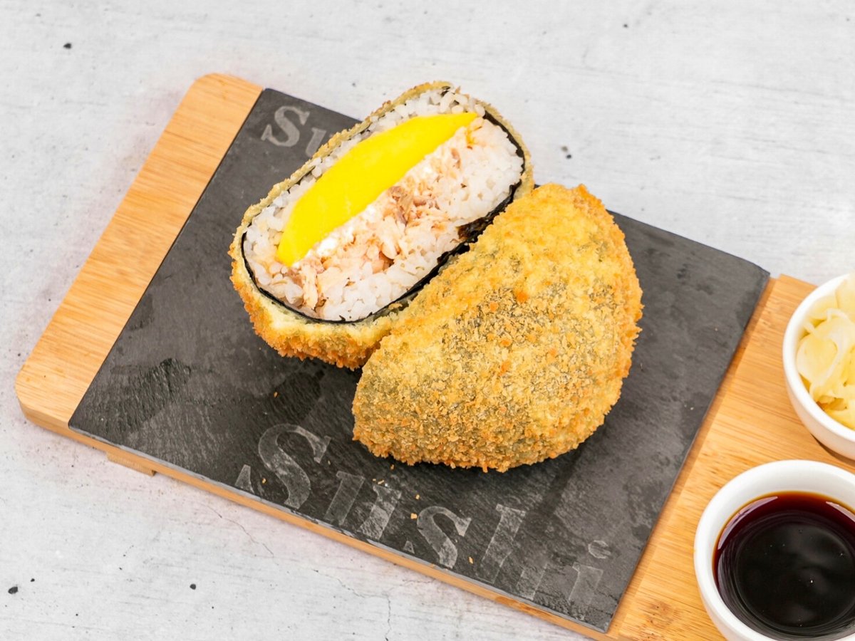 Sushi-burger z pieczonym łososiem i mango