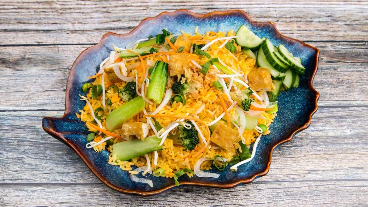 Pirított rizs tojással és zöldségekkel