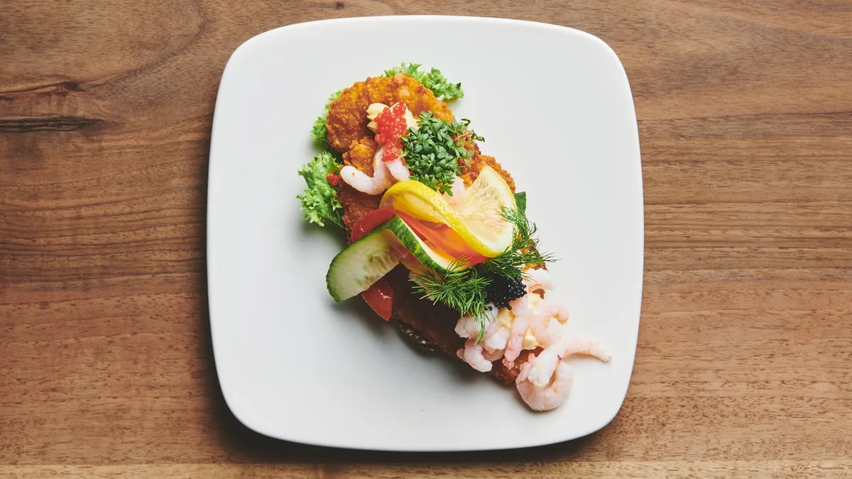 Fiskefilet med remoulade og citron (håndmad)