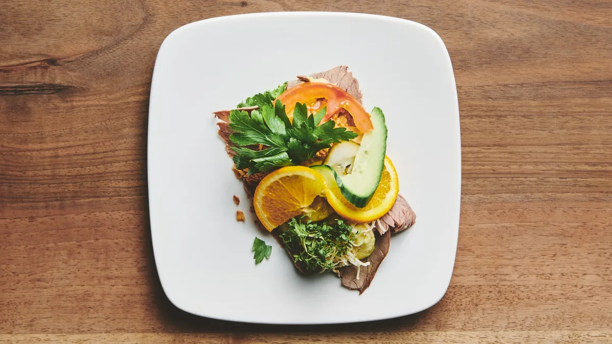 Roastbeef med remoulade (håndmad)
