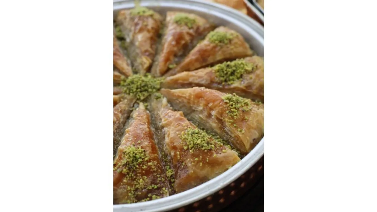 Пахлава в форме моркови (2 шт) c мороженым (80 гр)