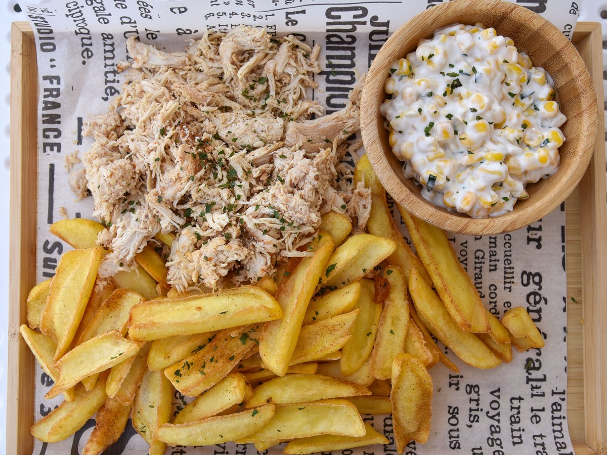 Tépett csirkemell, coleslaw, csónakburgonya