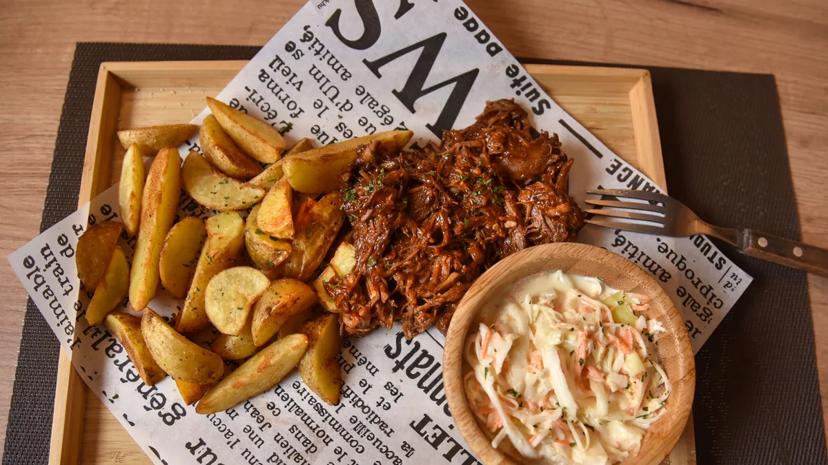 Tépett sertés, csónakburgonya, coleslaw