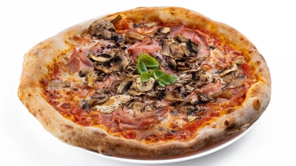 Pizza prosciutto and funghi