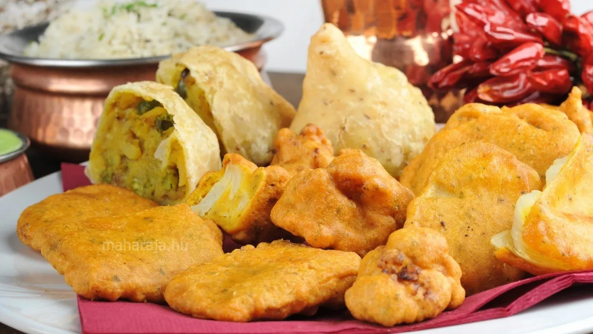 Assorted Mix Vegetarian Starter Plate (Samosa and Pakora)