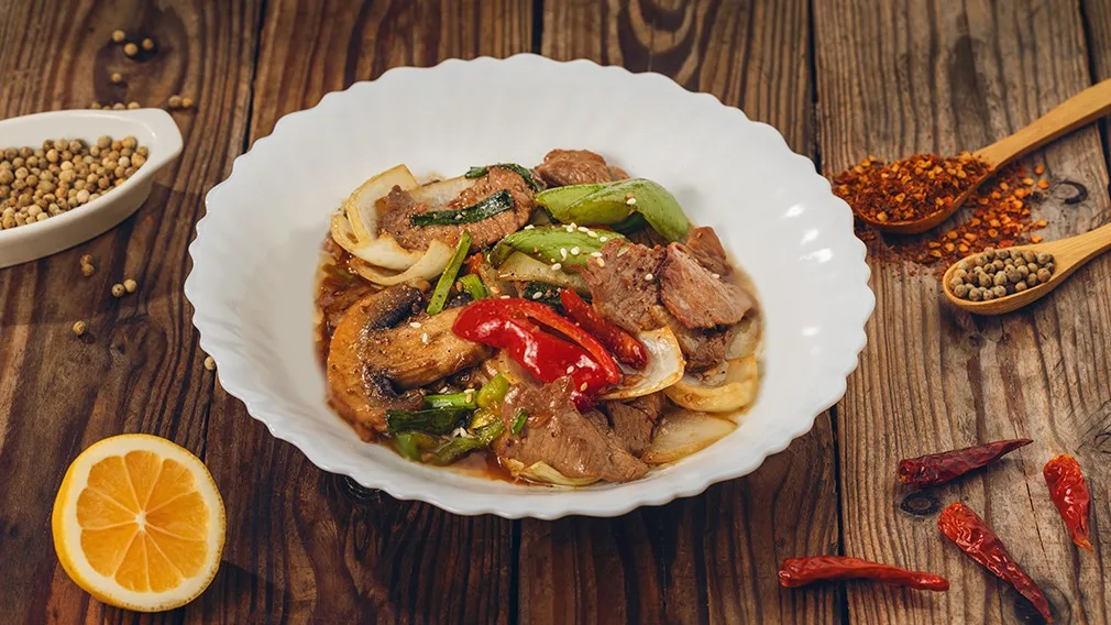 Beef in Black Pepper (เนื้อผัดพริกไทยดำ)