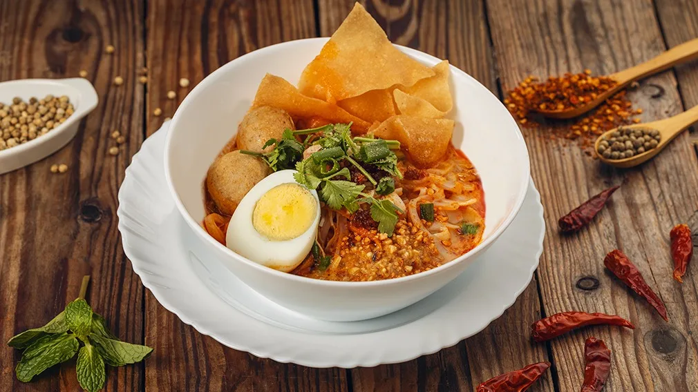 Tom Yum Noodles (ก๋วยเตี๋ยวต้มยำ)หมู-ไก่-