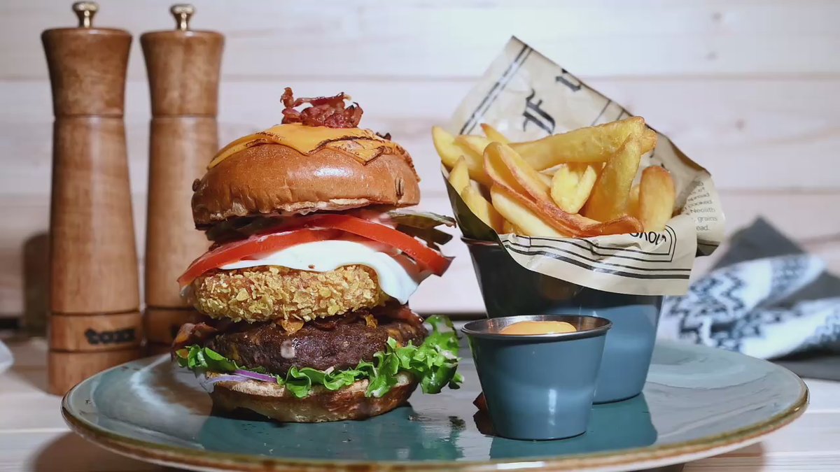 Burger cu branza crispy si cartofi