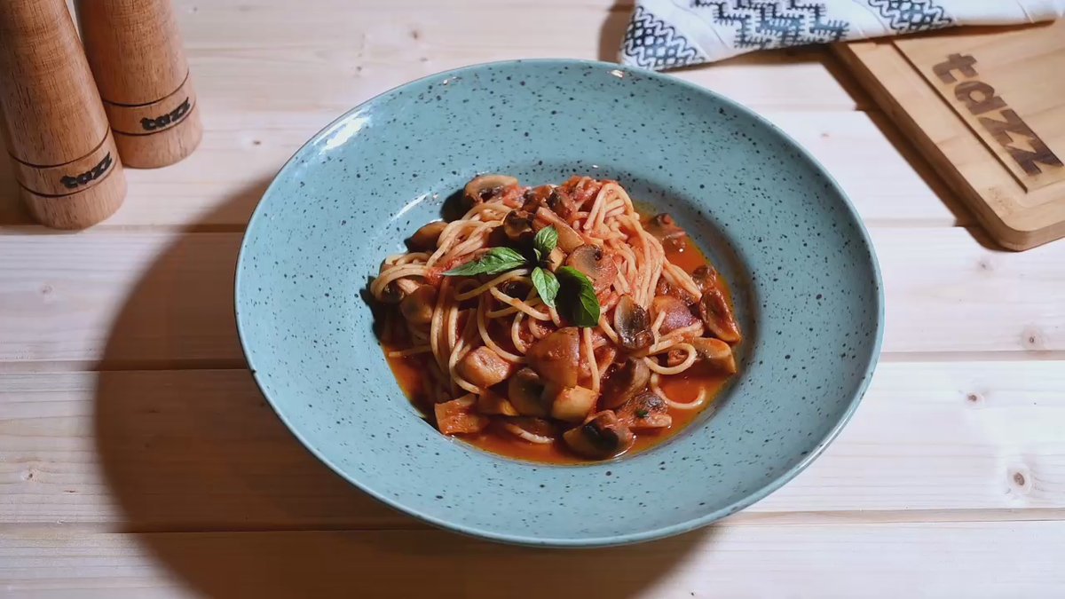Spaghetti cu sos napoli si ciuperci