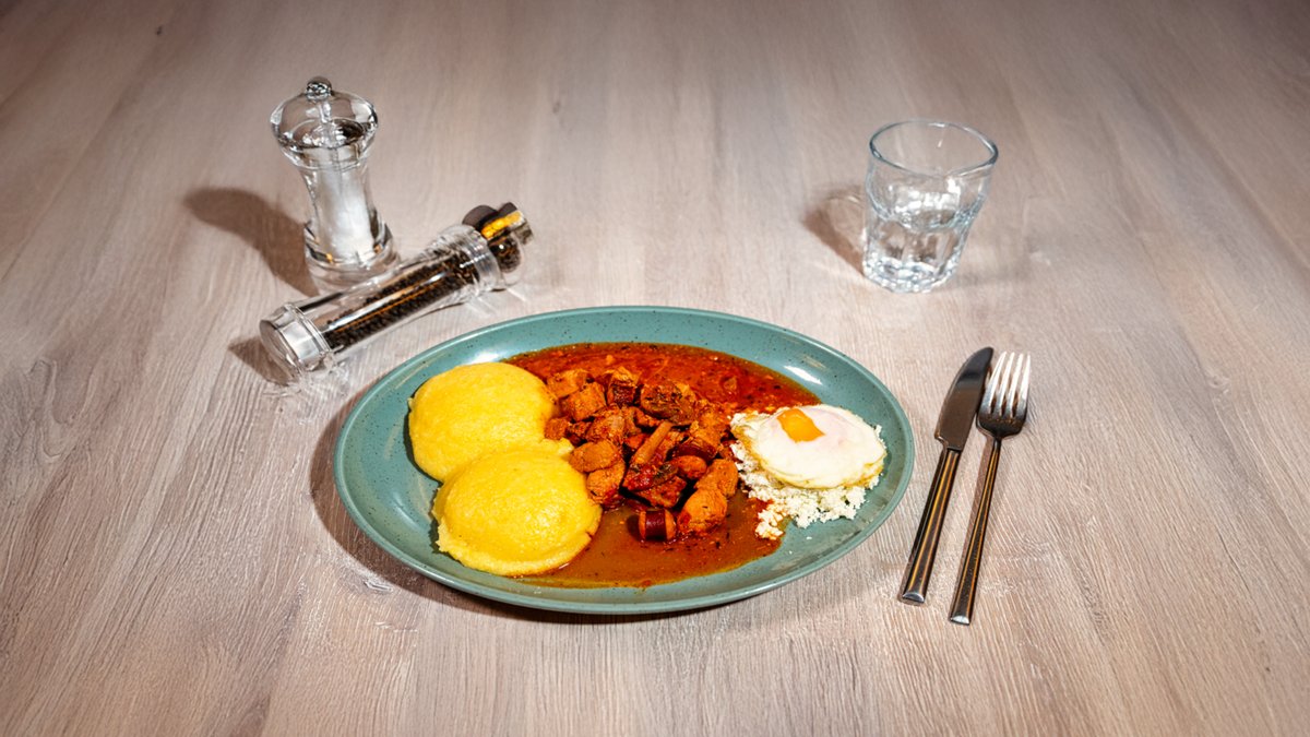 Tochitură de porc cu mămăliguță