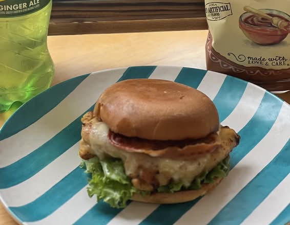 Chicken chutney sandwich w/ chips and driink