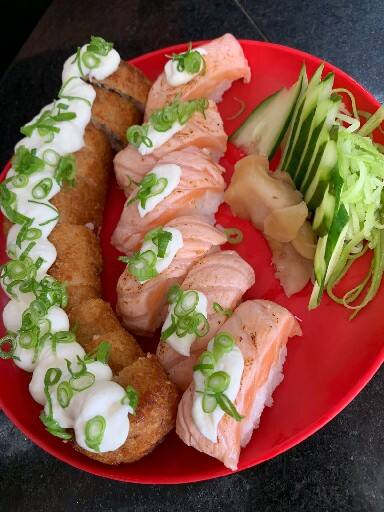 6 Niguiri Maçaricado e 12 Hot Roll