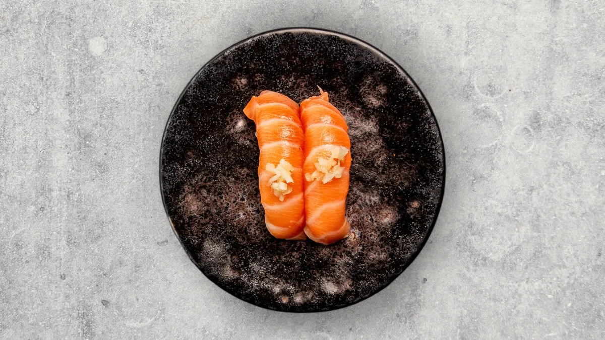 Laks and Hvidløg Nigiri (2 stk)