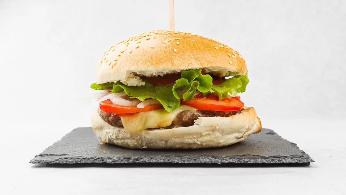 Cheeseburger + pommes + Coca-Cola 0,5 l 🤩