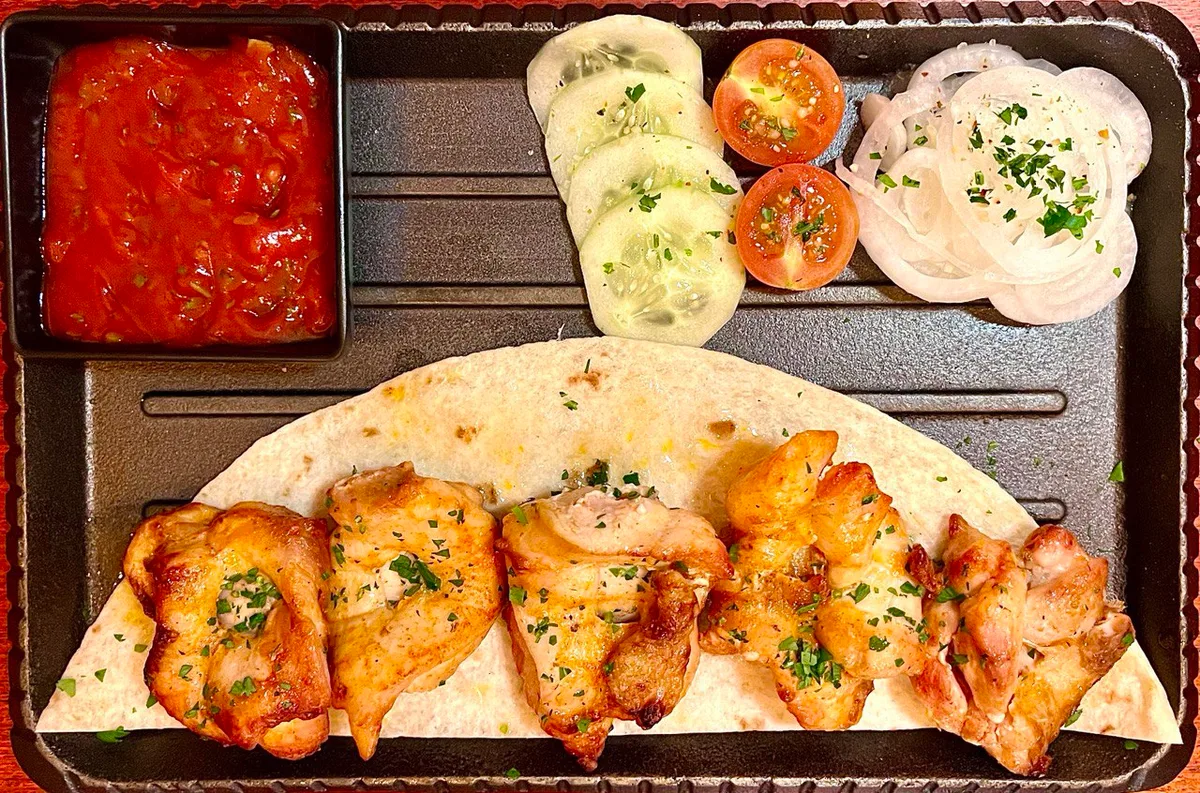Pileći šašlik 250 gr+Salata sa štapićima krabe+Pomfrit+mors трешња, ягода и мал