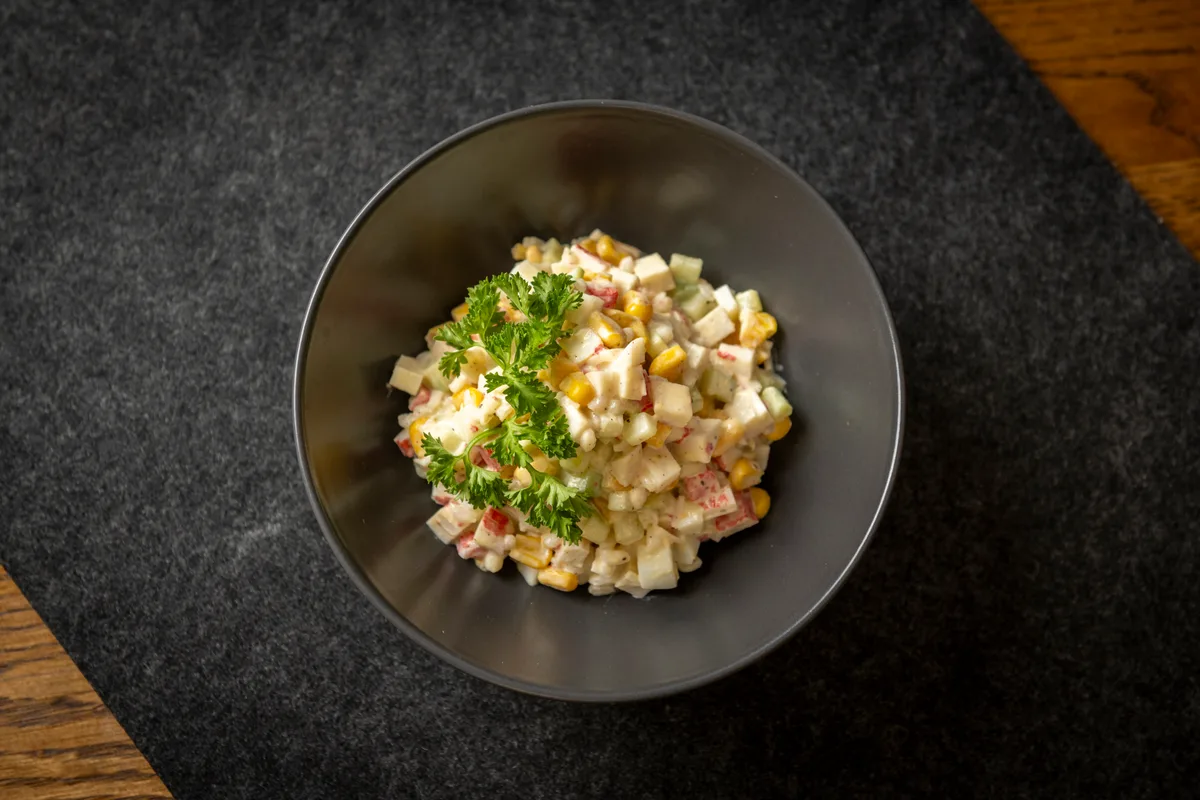 Salata sa štapićima krabe  (Крабовый салат)