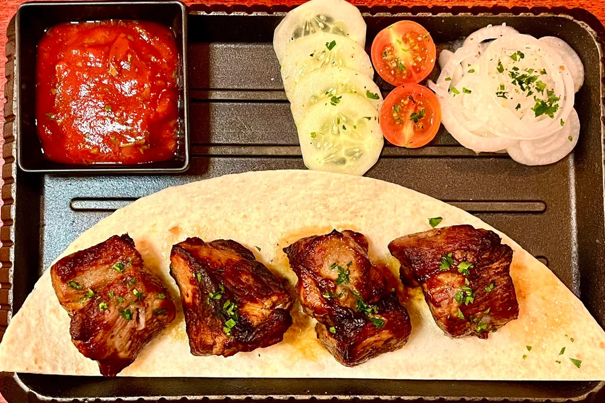 Svinjski šašlik 250 gr+Ruska salata "Mala Moskva+Pomfrit+mors трешња, ягода и мал