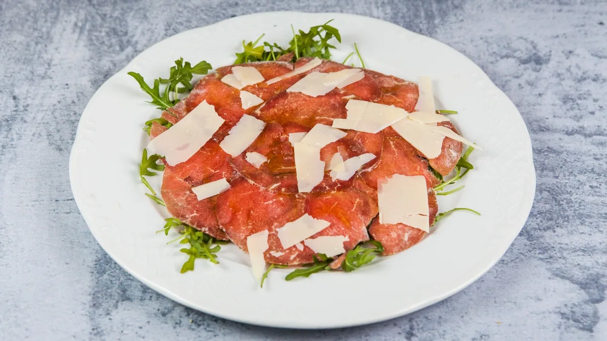 Goveđi karpaćo sa rukolom i parmezanom