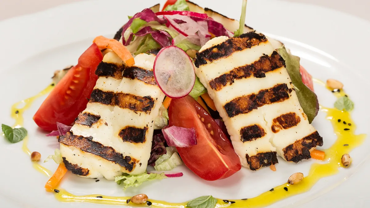Grilovani halumi na miksu zelenih salata