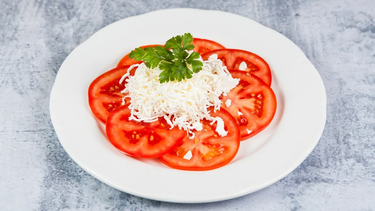 Paradajz salata sa sirom