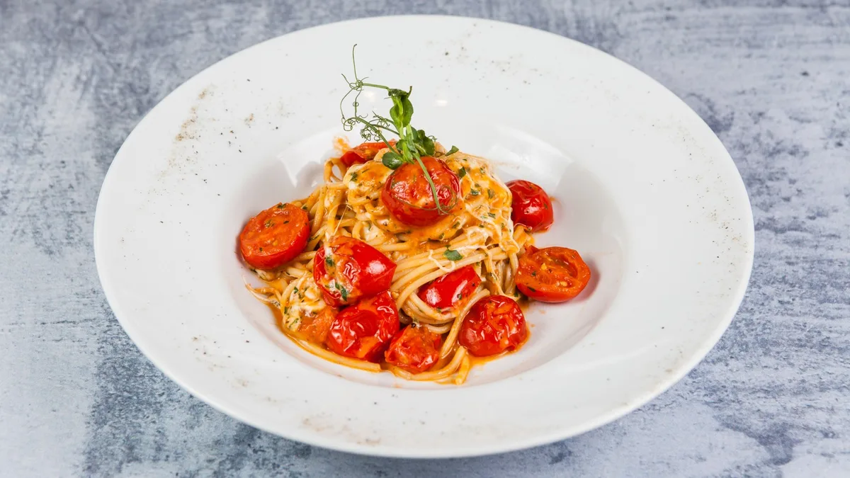 Pasta sa mocarelom i čeri paradajzom