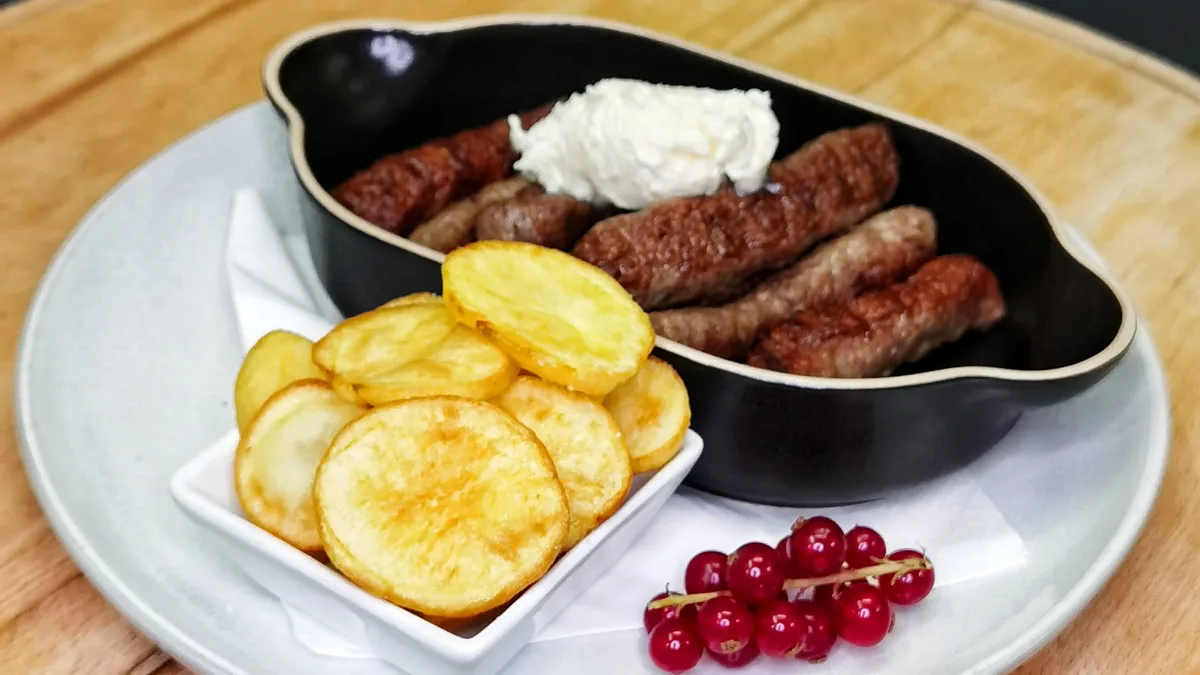 Ćevapi sa kajmakom