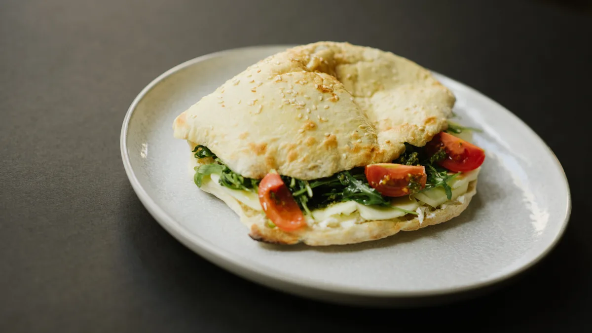 Mozzarela i cherry paradajz sendvič