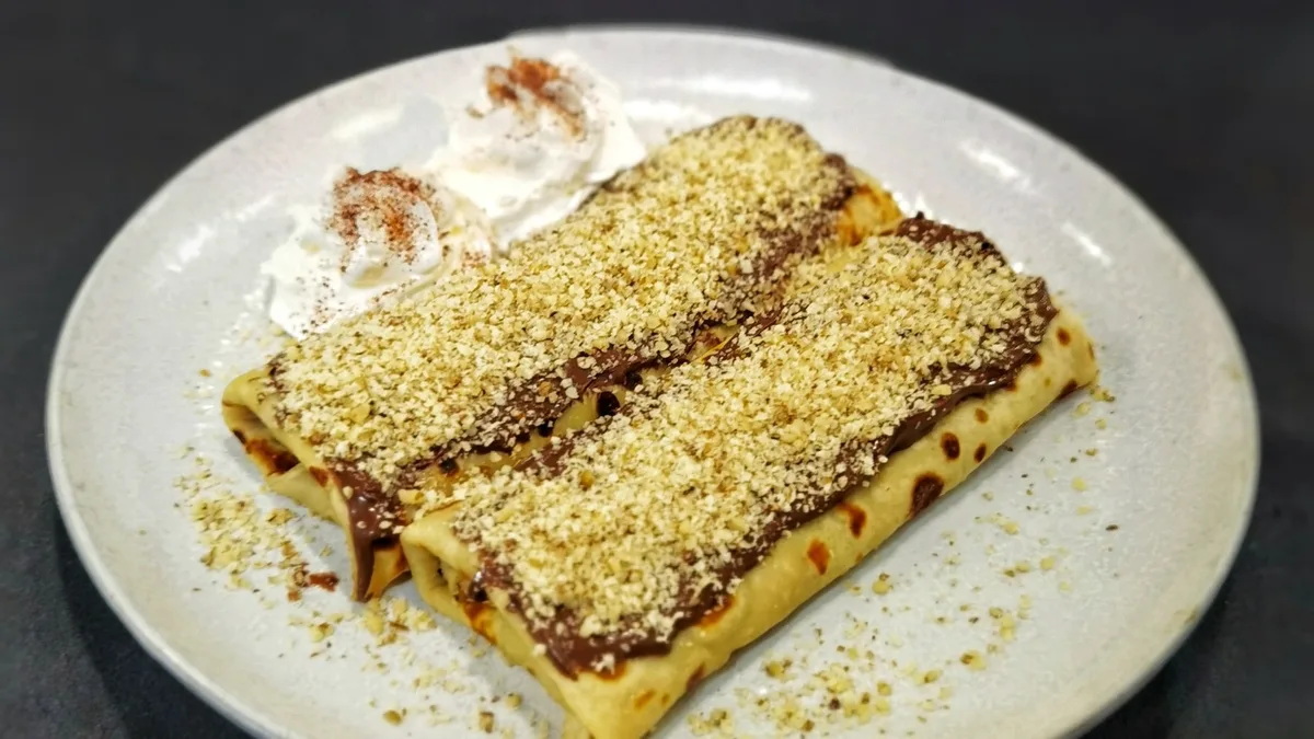 Palačinka sa domaćim sosom od višanja, nutelom, orasima i  šlagom