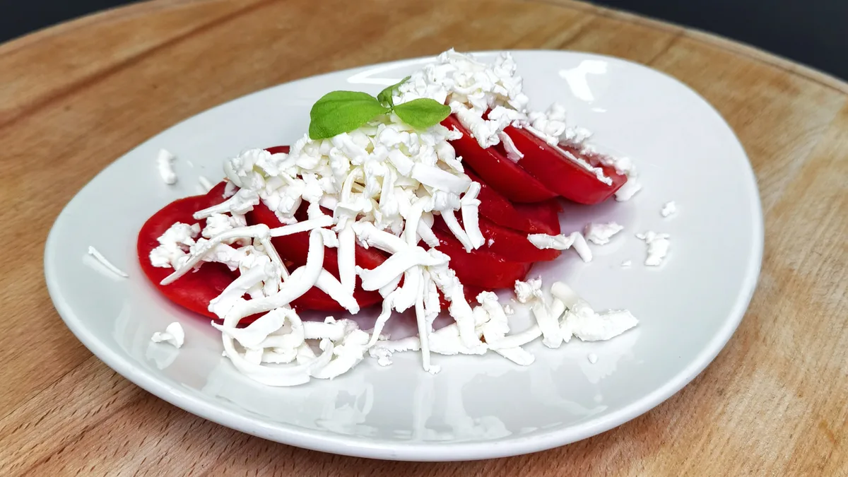 Paradajz sa feta sirom