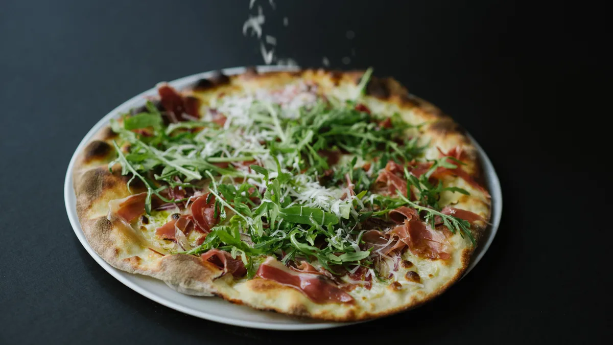 Pizza sa rukolom i pršutom