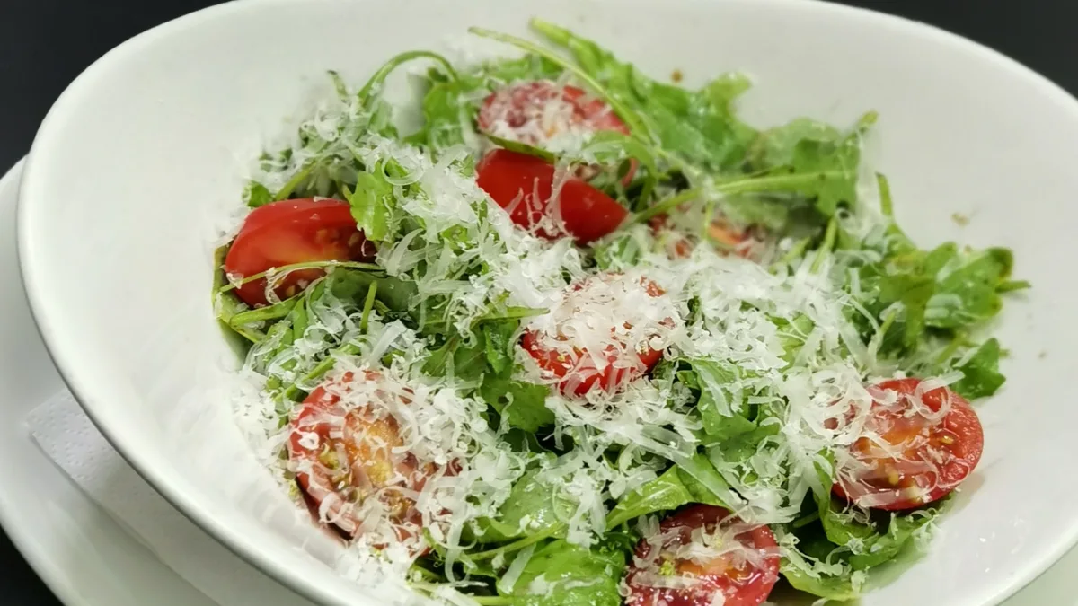 Rukola, cherry i parmezan