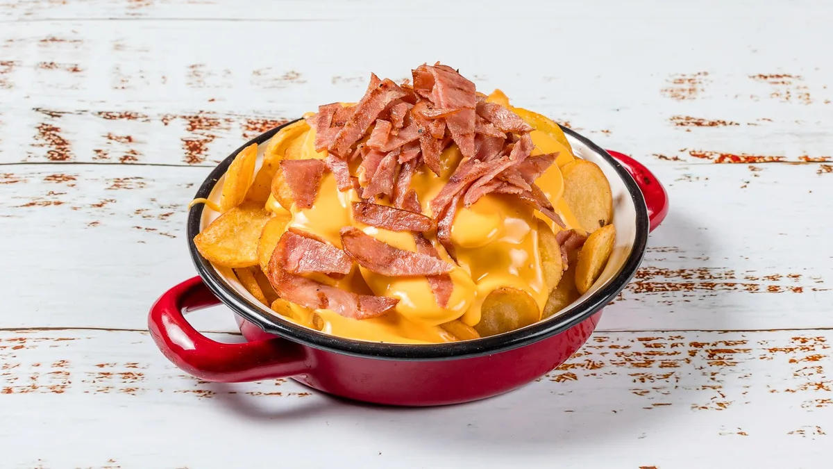Τηγανητές Πατάτες με Λιωμένο Cheddar και Μπέικον