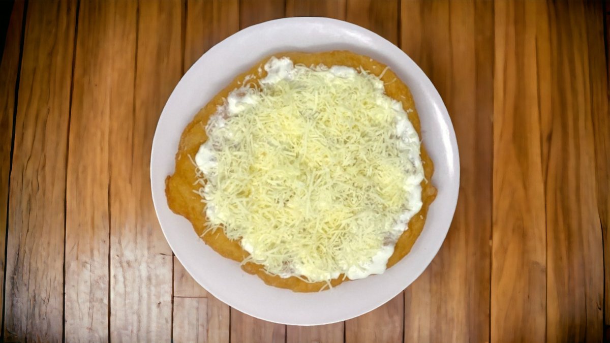 Sajtos-tejfölös lángos