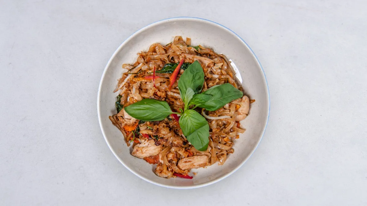 Kuay Tiao Pad Kee Mow z kurczakiem