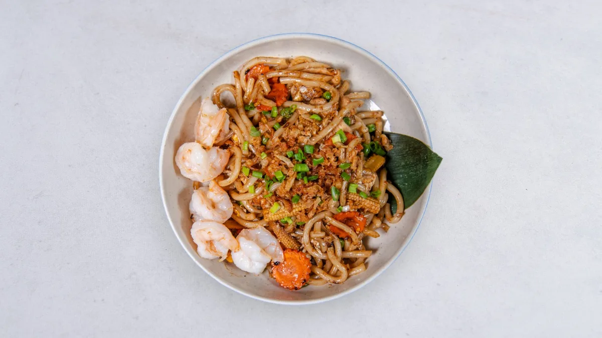 Udon Pad See Ew z krewetkami