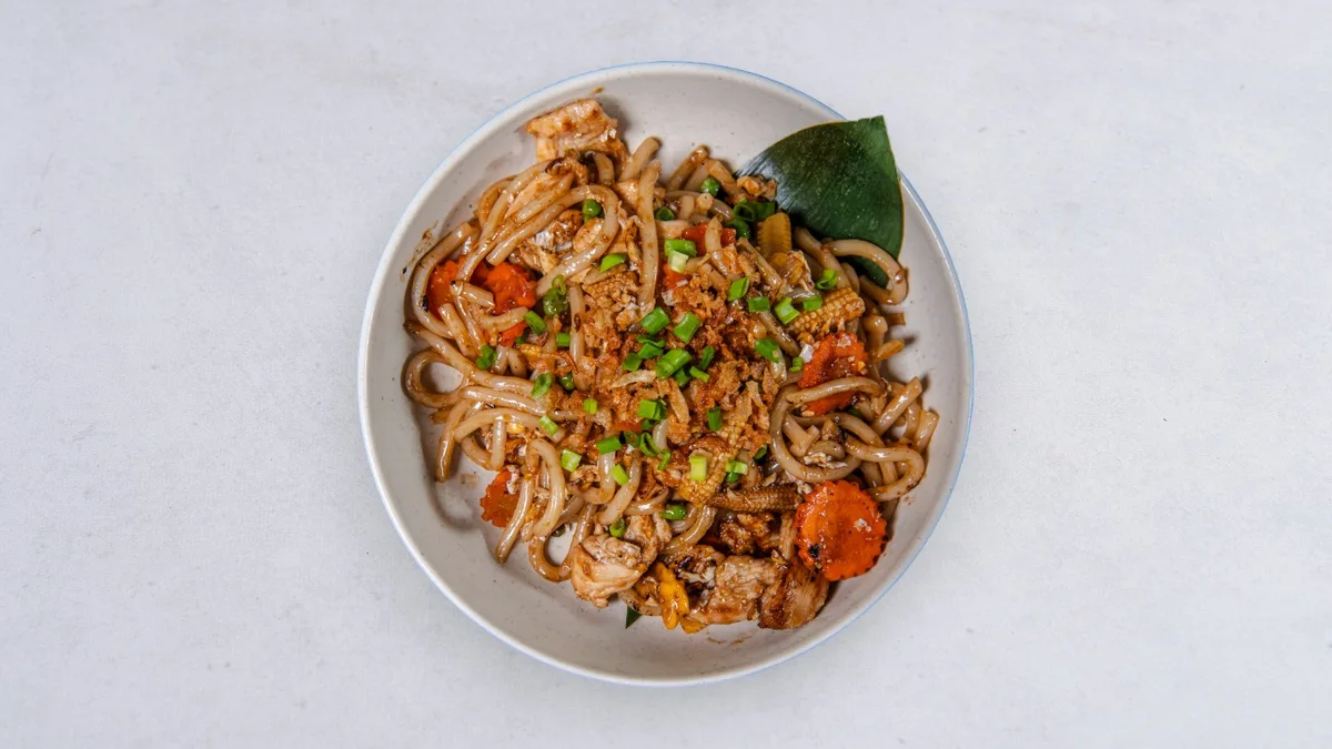 Udon Pad See Ew z kurczakiem