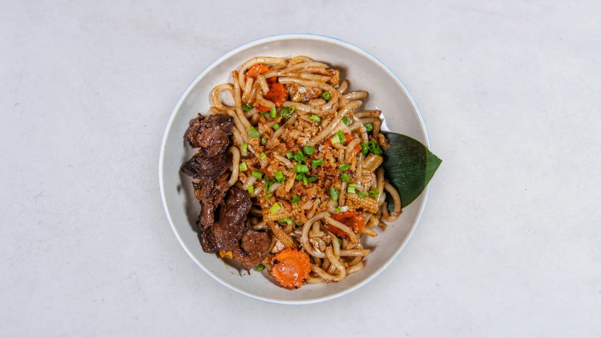 Udon Pad See Ew z wołowiną