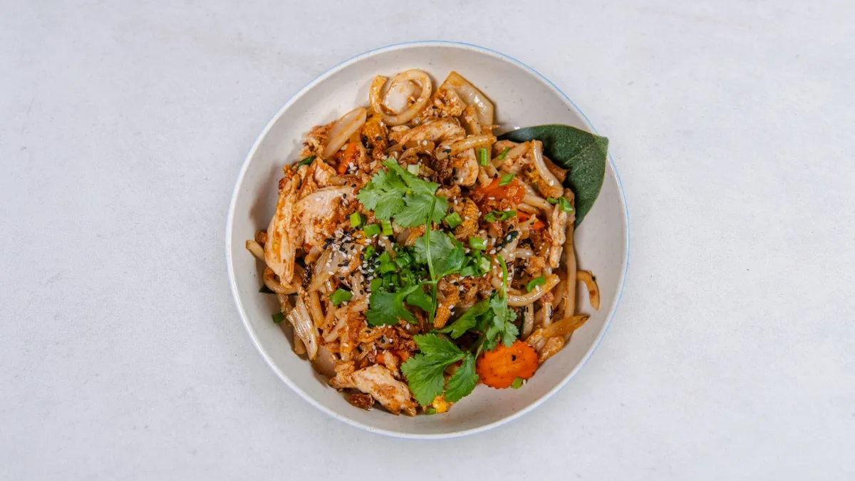 Udon Pad Suki Haeng z kurczakiem