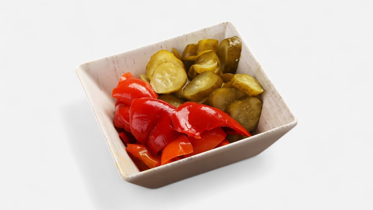 Salata de ardei si castraveti murati