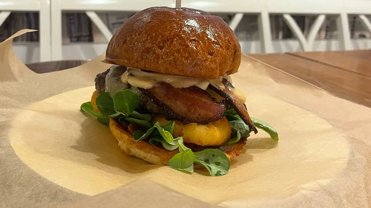 Imagine burger + 150g domácí hranolky + dip dle výběru