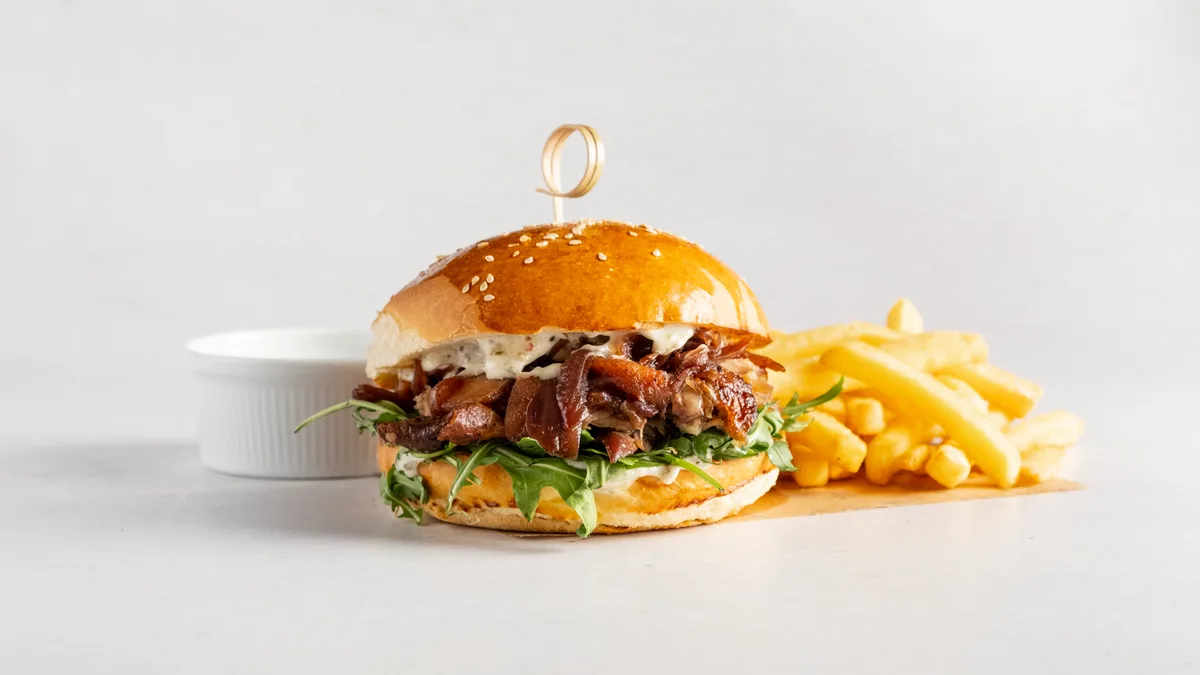 Sweet smoky bite burger + 150g domácí hranolky + dip dle výběru