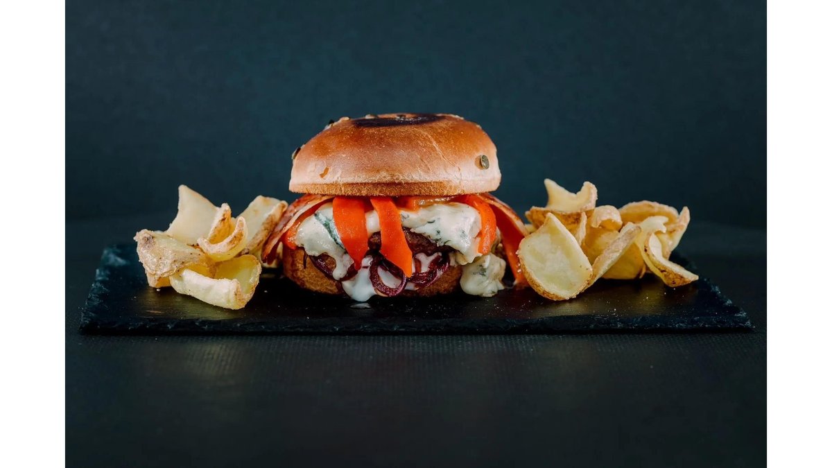 Mamba gorgonzola burger + cartofi