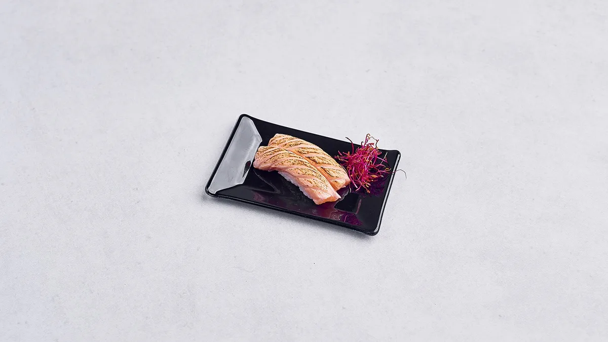 Nigiri łosoś grillowany
