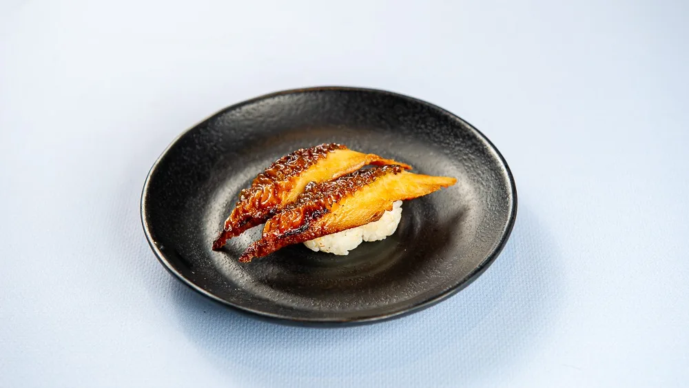 Nigiri węgorz w chrupiącej panierce panko