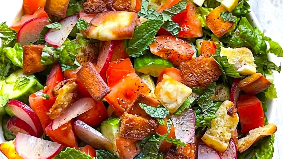 Fatoush Salat (V) Tomater, radiser, agurker, iceberg salat, rødløg, brød mm.