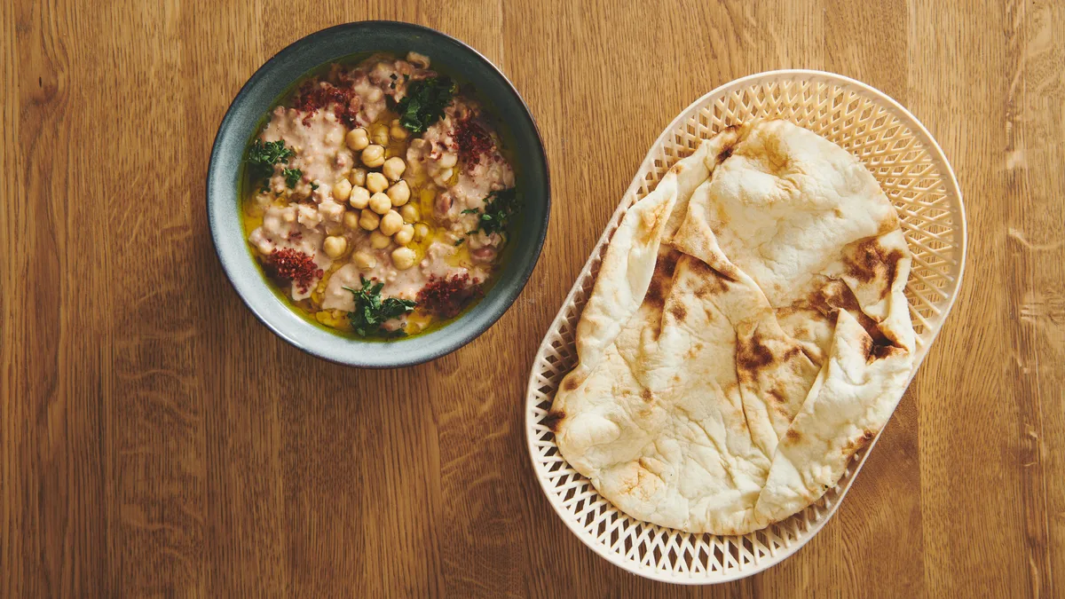 Foul m. salat ( Friske oliven,agurker, citron,tomater,syltede agurker og mynte.)