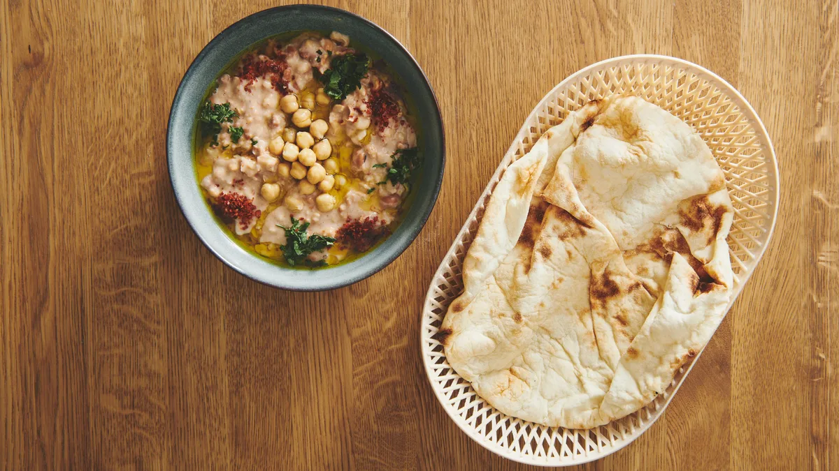 Msabaha m. salat (Friske oliven,agurker,citron, tomater,syltede agurker,mynte.)