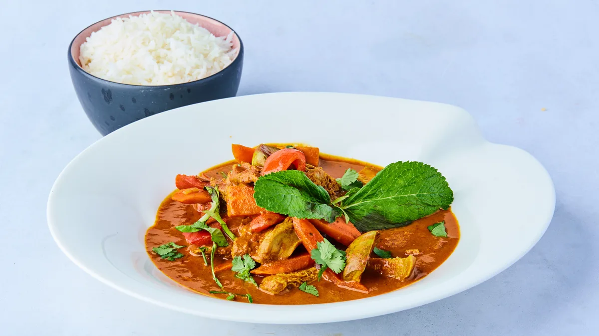 1. Curry Masala Chicken 🌶