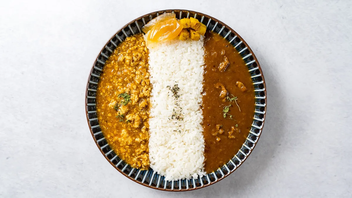 あいがけカレー（2種掛け キーマ×牛すじ煮込みカレー）